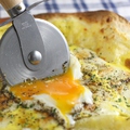 料理メニュー写真 半熟卵の濃厚カルボナーラピッツァ