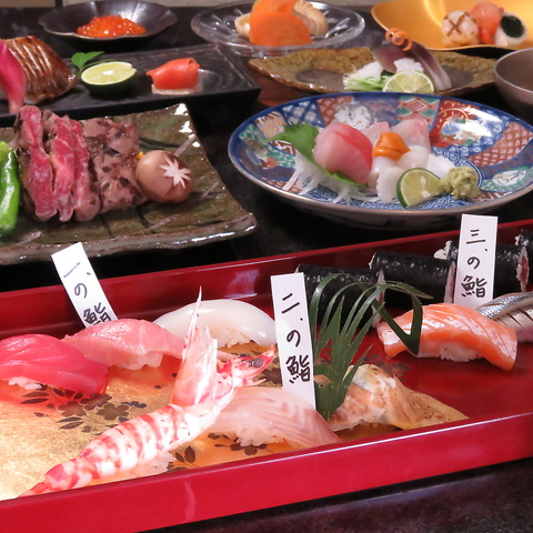 新鮮なお魚を使った鮨がおすすめ。懐石コースから豊富なアラカルトをご準備◎