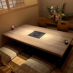 足を伸ばしてくつろげる掘りごたつ個室は、和の趣あふれる空間です。大人数の宴会や会社のご飲み会に最適。和牛のすき焼き・しゃぶしゃぶを囲む特別な時間をお過ごしいただけます。ご記念日や女子会など、幅広いシーンにご利用ください。プライベートな空間で極上の和牛をご堪能ください。