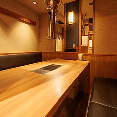 落ち着いた雰囲気で、ゆったりと過ごせる6名掛けの個室をご用意しております。ご家族や友人との食事はもちろん、接待や会議などビジネスシーンにも最適。周囲を気にせず、プライベートな時間をお楽しみいただけます。