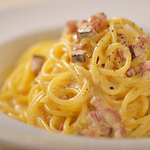 大人気のカルボナーラには、森林の町・下川町のあべ養鶏場から直送される「酵素卵」を使用！