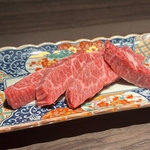 盛り付けのお皿にもこだわり。琥珀で贅沢なひと時をお過ごしください。