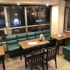 【2階】4名様テーブル席が2席ございます。