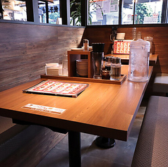 コンパクトで居心地の良い2名様用のテーブル席が5卓ございます。デートやお仕事帰りのサク飲みにどうぞ♪