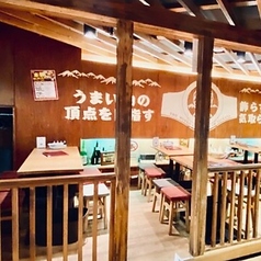 6名様掛けのテーブルをご用意しており、打ち上げやちょっとした飲み会に最適です。少人数の飲み会から大人数の宴会まで、幅広く対応可能なので、さまざまなシーンでご利用いただけます。にぎわうレトロな大衆居酒屋で、仲間や同僚と楽しいひとときをお過ごしください。美味しい料理とドリンクで、素敵な時間を演出します！