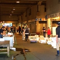 岡山市中央卸売市場で大将が自ら鮮魚を仕入れる