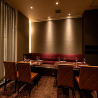 ゆったり寛げるソファ席で特別な時間を満喫できる空間