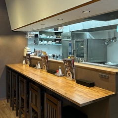 店主がお肉を焼いているところが直接見えるカウンター席も！