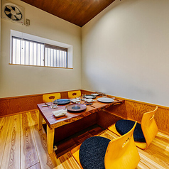 ご家族や友人とのお食事、少人数でのグループ利用にもおすすめ◎奥まった場所に、4名様までご利用可能な掘りごたつ席をご用意しています。周囲を気にせず、ゆったりと食事と会話を楽しみたい方におすすめです。