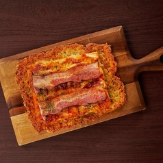 白州ベーコンのスモーキーピザ