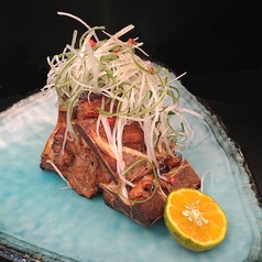 芋豚の背骨肉の炙りと葱たくさん