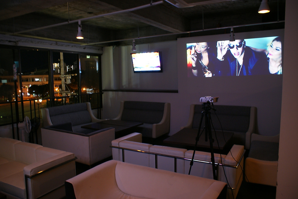 ３階フロアはパーティー空間★カラオケ完備のプロジェクター付き！