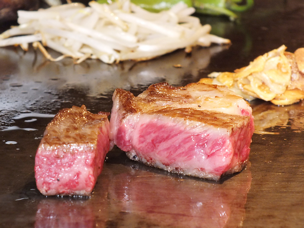 店主自慢の和牛の鉄板焼き。大人気の贅沢和牛サーロインステーキを是非一度ご賞味ください。