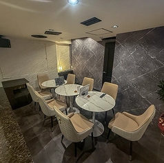 快適さとスタイリッシュなデザインが融合した空間です。エレガントな椅子と大理石のテーブルが調和し、上質な雰囲気を醸し出します。この席は、友人や同僚との集まり、ビジネスミーティング、特別なイベントなど、さまざまなシチュエーションにぴったりです。また6名～10名まで利用できるVIPルームも完備しております。