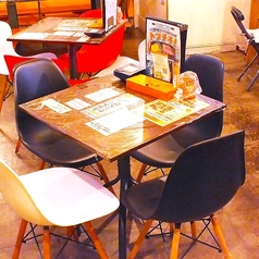 4人がけテーブル席は、友人や家族と一緒に楽しいひとときを過ごすのにぴったり。周りとの距離感も心地よく、リラックスした状態で美味しい料理を堪能できます。楽しい会話が弾む空間です！