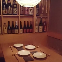 壁一面にずらりと並んだ銘酒の数々が圧巻の個室空間です。こちらは5名様から最大10名様での個室利用が可能となっており、周りのお客様を気にすることなく、プライベートなご宴会をお楽しみいただけます。歓送迎会や同窓会など、親しいお仲間との特別な集まりにぜひご活用ください。ご予約はお早めにお願いいたします。