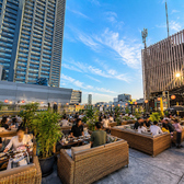 屋上ならではの開放感を楽しめるテラス設備が充実。夜景を眺めながら食事を楽しめるため、デートや女子会など特別な時間を過ごしたい方にも人気です。