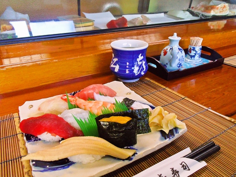 1964年創業の老舗寿司屋。本格寿司と創作料理の店として地元で愛されている。