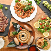 香ばしく焼き上げたステーキやローストポークなど、肉の旨みを引き出した逸品が揃います。ボリュームたっぷりで食べ応え抜群。ビールとの相性も良く、肉好きにはたまらない満足の味わいです。