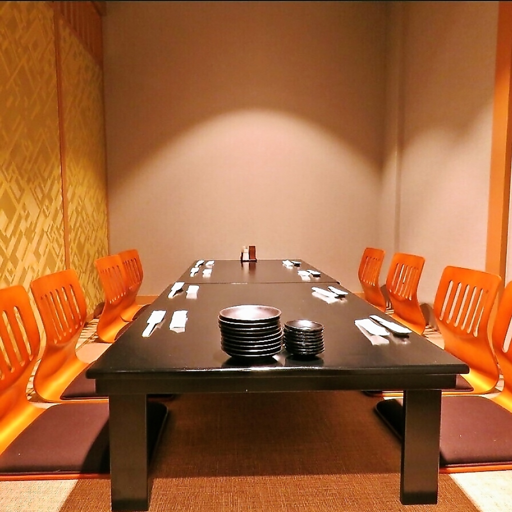 2階は全室個室！人数に応じてご利用頂けます。ゆったりと炉端料理と地酒をお楽しみください。