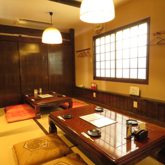 6名様でご利用いただけるお座敷個室を2席ご用意しております。また、隣接しております4名様座敷とつなげていただけ、団体様でのご利用も可能です◎