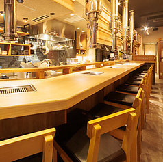 目の前で焼き上がる香ばしいお肉を楽しめる、ライブ感たっぷりのカウンター席。全10席で、お一人様や少人数でのご利用に最適です。スタッフとの会話や焼き方のアドバイスも楽しめる特等席で、焼肉の魅力を存分に味わえます。