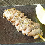 国産鶏を使用した串焼き。国産備長炭を使用し、厳格な審査で合格した「焼師」のみが焼きあげます。