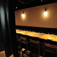 メインフロアはカーテンで区切ることができ、半個室としてご利用いただけます！6名様～、12名様～、30名様～などテーブルを自由自在に組み合わせて、一体感のある宴会スペースとしてご案内いたします。イベント後の懇親会や社会人サークルの集まりはもちろん、グループなどで空間を分けて利用したい場合にもおすすめ♪