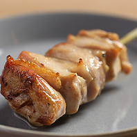【備長炭で香ばしく焼き上げる串】