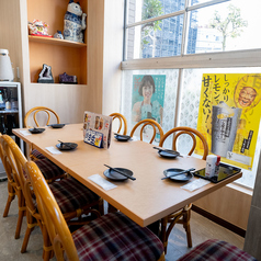 当店では8名様掛けのテーブル席をご用意しております。友人や家族とのちょっとした集まりにぴったりの空間です。ゆったりとした雰囲気の中で、楽しいひとときをお過ごしいただけます。お食事を楽しみながら、特別な時間を共有する場所としてぜひご利用ください。