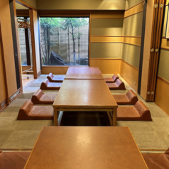 広々としたお座敷です。人数に応じてお席をご用意いたします。※店舗により部屋の配置・席数が異なる場合がございます