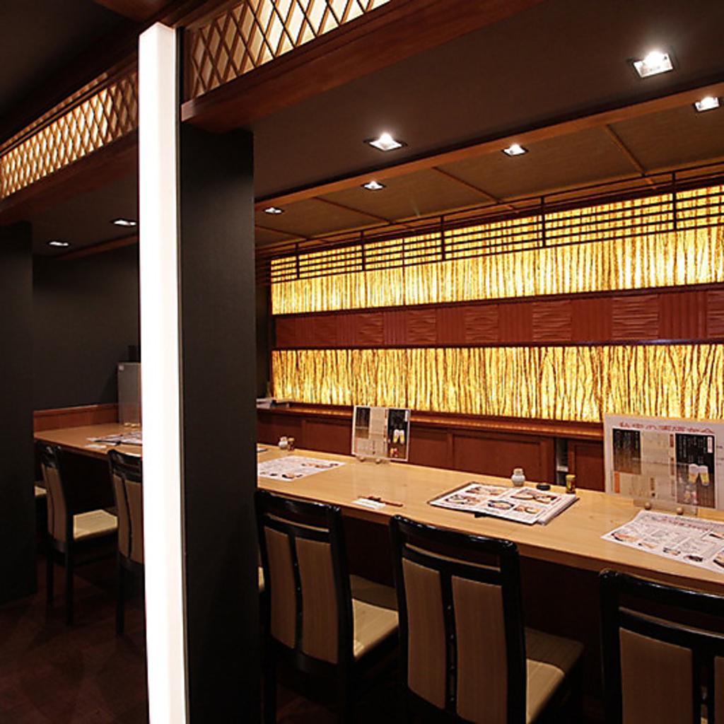 カウンター席やテーブル席、個室からお座敷まで様々なシーンに対応できます。