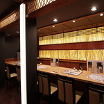 カウンター席やテーブル席、個室からお座敷まで様々なシーンに対応できます。