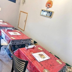 1～2名様でご利用可能！3テーブルの内ひとつは4名様までご利用いただけます。机の結合で最大8名様までのご予約も可能です。