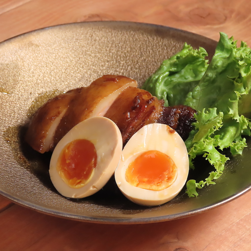 丸一日じっくり煮込んで炭火で炙ったオリジナルの角煮はくちどけと香ばしさがクセになる逸品！