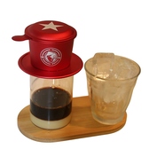 丁寧に抽出された当店自慢のコンデンスミルクコーヒーは、アラビカとロブスタをブレンドしたコーヒーで、香り高く、甘さと苦味の絶妙なバランスが楽しめます。ご注文いただくと、目の前でゆっくりとドリップされる様子を眺めることができ、コーヒーの香りが店内に広がります。