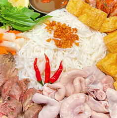 特製揚げ豆腐とホルモンと手作りソーセージの5種盛り合わせのエビ味噌ソース