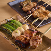 朝挽き鶏を店内で捌き、一本一本丁寧に炭火で焼き上げる