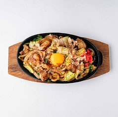 鉄板もつ入り焼きうどん