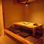 階段を上がった2階席には大小様々な完全個室をご用意。周りの音など気にせずお過ごしいただけます◎