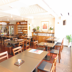 【6名様掛けテーブル席】ゆったりとくつろいでお過ごしいただけるテーブル席をご用意しております◎会社の同僚とランチ、ご家族みなさまでのお食事など、多彩なシーンにぜひご利用ください。