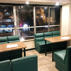 【2階】5名様テーブル席が2席ございます。