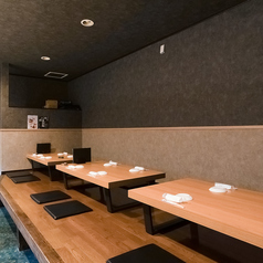 【4名様テーブル×3】落ち着いた雰囲気で美味しいお料理とお酒を愉しむことができます！ご家族や、ご友人、同僚とのお食事はもちろん、各種ご宴会にご利用くださいませ！テーブルを繋げると、最大20名様までご利用可能です。