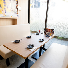 当店では6名様掛けのテーブル席をご用意しております。大きな窓のそばに位置しており、外の光を存分に浴びながらのお食事をお楽しみいただけます。明るい自然光の中で、友人や家族との楽しいひとときをお過ごしください。心地よい空間で、特別なひとときを演出します。