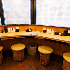 お一人様やカップルでのご利用に最適なカウンター席。厨房から漂う本格中華の香りと調理の音を間近に感じながら、自分へのご褒美に冷えたビールと一品料理を楽しむ贅沢。サクッと飲みたい会社帰りや、静かに食事を楽しみたい夜に