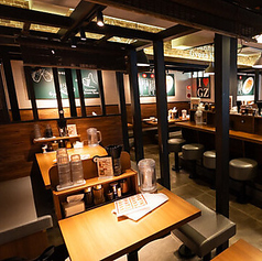 3名様でのご利用に便利なテーブル席が1卓ございます。仲間との会話が弾む、アットホームな空間です◎