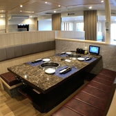 ベンチソファー席でゆっくりお食事を・・・