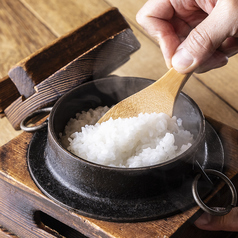 【名物２】熊本県の菊地米「七条のこめ」を使用した釜飯各種！鶏・うなぎ・チーズリゾット等820円(抜)〜！の写真