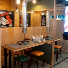 レトロな2カラーの椅子が目を惹きます!2名様からでもテーブル席お使いください!ただ、2名様で一番のVIP席はカウンターです!