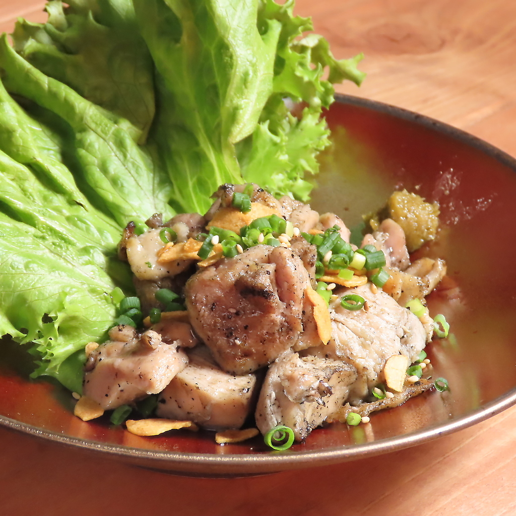 香りとライブ感を楽しめる豪快な炭火焼は新潟県産ブランド鶏を使用。旨味と歯ごたえがたまりません。